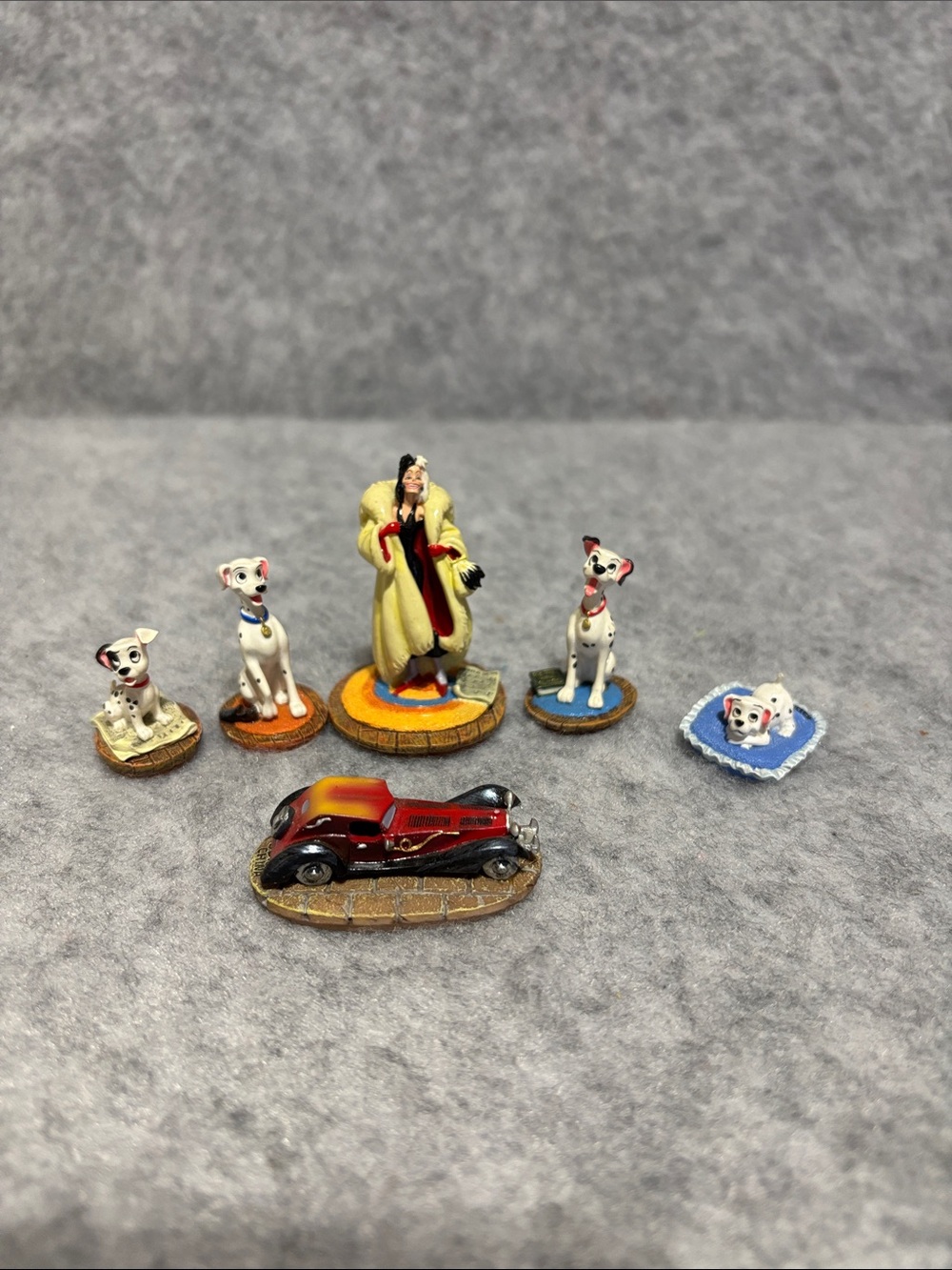 Disney  101 dalmatians tiny kingdom set of 6 mini figures